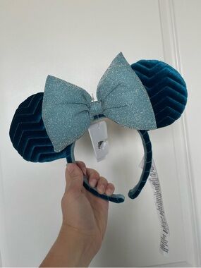 Disney Blue Velvet Minnie Ears 🩵✨